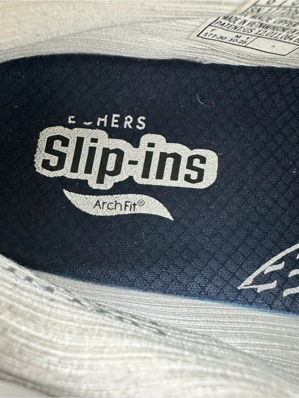 Skechers Women’s Navy Quilted Low-Top Sneakers with White Sole 8 - Picture 5 of 6